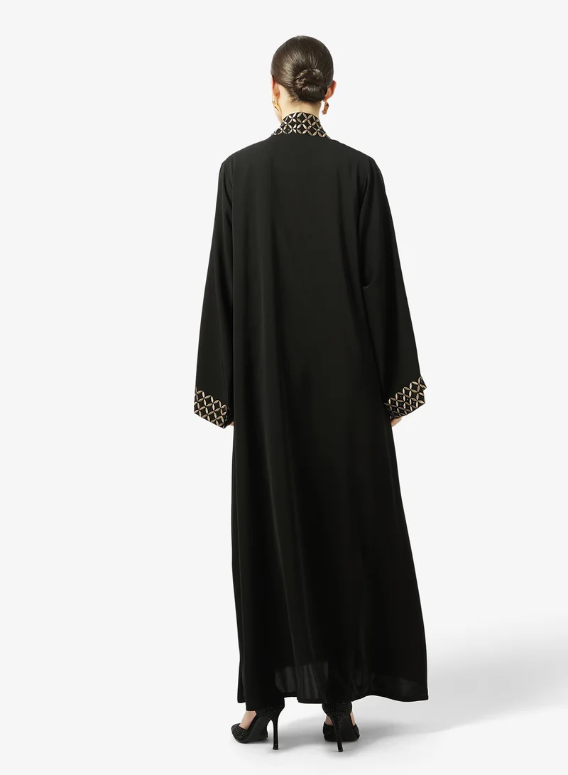 هيا كلوزيت عباية مفتوحة من الأمام مزينة بالدانتيل